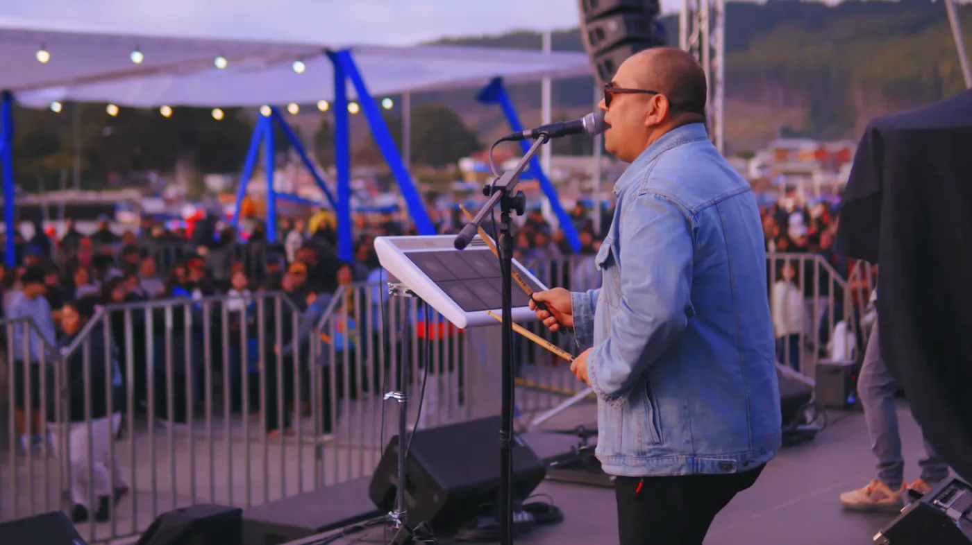 El percusionista en el escenario