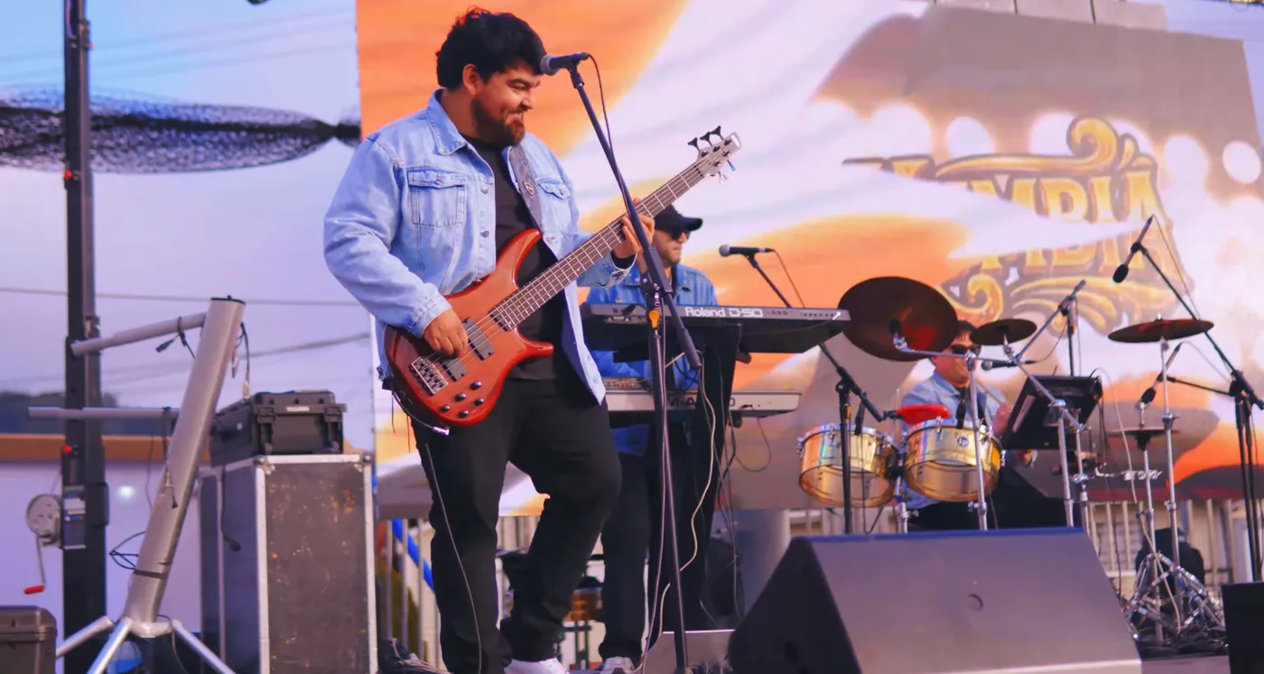 El bajista tocando en el escenario
