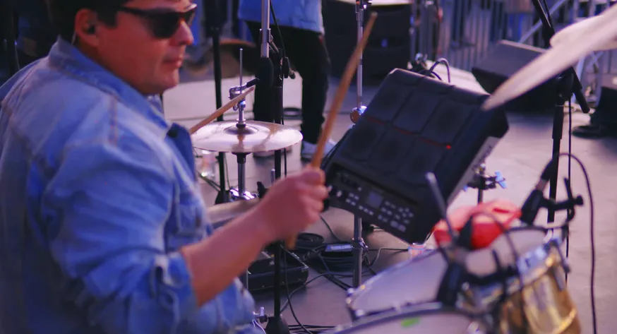 El baterista en primer plano