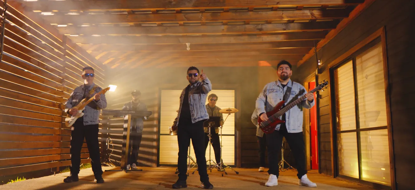 La banda en el set del videoclip