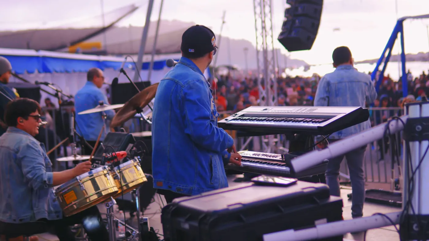 Teclado y batería durante un show