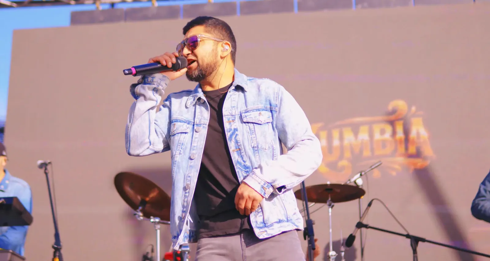El vocalista de RetroKumbia cantando en el escenario